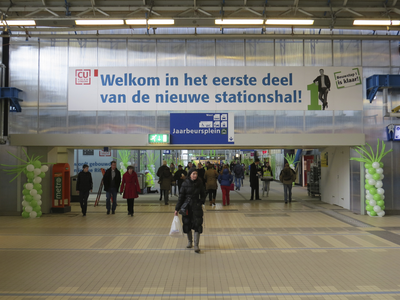 906113 Gezicht door de zojuist geopende nieuwe Stationshal van het Centraal Station aan de Jaarbeurszijde te Utrecht.